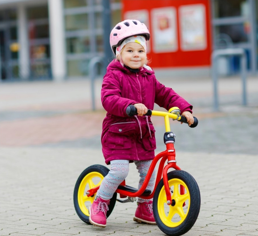 Barn ser stolt ut på sin springcykel